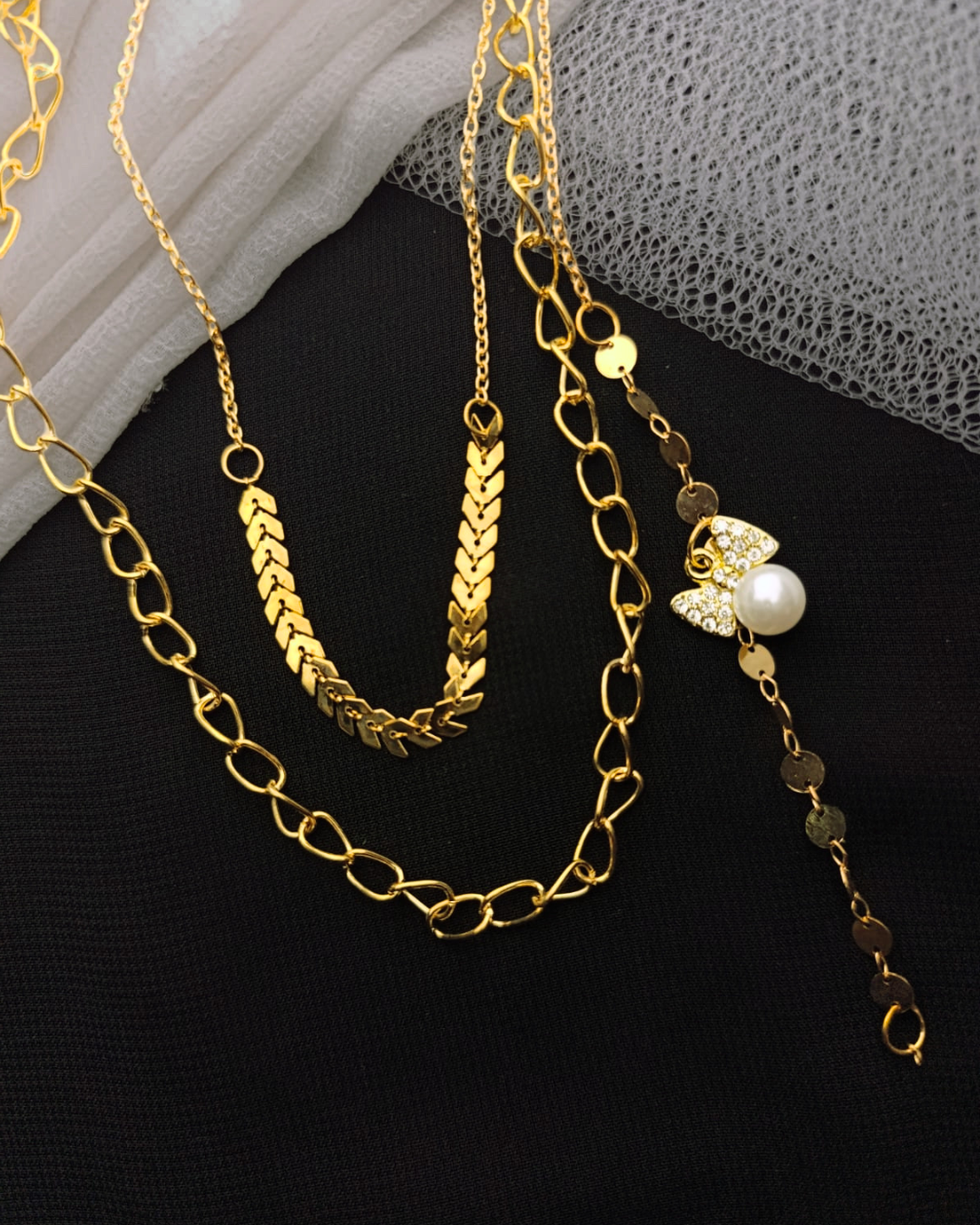 Gold chain necklaces with a pearl pendant 