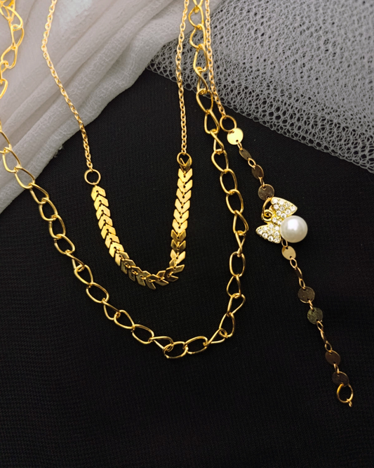 Gold chain necklaces with a pearl pendant 